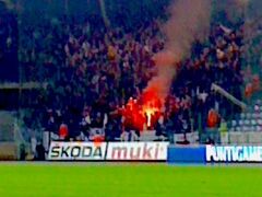 雨が止まぬままUEFA Europa League
SK Sturm Graz 対 RSC Anderlecht
[https://www.uefa.com/uefaeuropaleague/match/2007347--sturm-vs-anderlecht/events/]
を見るため
UPC ARENA[https://sksturm.at/c/merkur-arena]へ向かいます。

ファンショップをぶらついたり、ビールとソーセージで腹を満たしたりしているうちに雨は止みました。
が、寒い。

試合はホームのSK Strumが１点取られた後、レッドカードをもらって、ぐずぐずに。
ホームチームが勝たないと盛り上がらないです、残念。