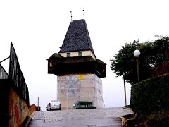 昼食後、Schloßberg[https://www.stadt-graz.at/sehenswuerdigkeiten/schlossberg-graz.html]へやってきました。
かなり急な坂を登ります。

登ってすぐに目に入るのはUhrturm（時計台）です。
13世紀には建てられて、16世紀には今の外観になったとのことですからその歴史に驚きます。「象徴的記念建造物」とされるのも納得です。