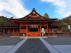 富士山本宮浅間大社の本殿で参拝します。
大社と付くだけあって大きな神社です。