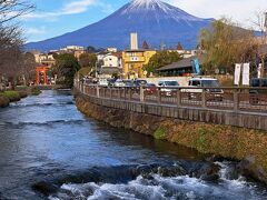 富士山本宮浅間大社の脇を流れる神田川です。
神田川と富士山の組み合わせがとてもマッチしてます。
御手洗橋から望む神田川と富士山です。