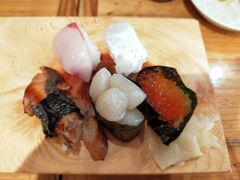 肉が多かったので夜は居酒屋で　お魚類を。どれも美味しいし　刺し身　お寿司　天ぷらの盛り合わせが700円くらい！次から次へとサラリーマンが来てました