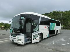 【西表島・大原港】17:30

港にホテルの送迎バスが待っていました。
上原港に着くと10分でホテルですが、大原港だと60分かかるそうです。
36kmですが島内は動物保護などもあり40㎞制限だそうで1時間かかるそうです。

大原港17:40--星野リゾート西表島ホテル18:40