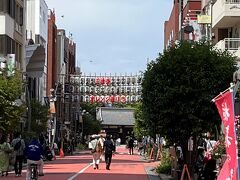 浅草オレンジ通りに三社祭の提灯が並んでいました。