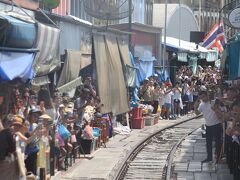 折り畳みの日よけより、人垣