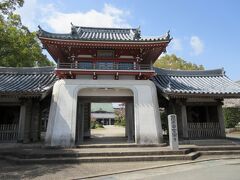 【2日目】3月27日（月）後編　
11:30-12:00　6番札所 安楽寺（徳島県板野郡上板町引野）快晴・18℃
高野山 真言宗、温泉山 瑠璃光院。 

はるか昔から温泉が出ていることから山号が「温泉山」で、宿坊もあります。
ここには是非とも泊まりたかったんですが、残念ながら、今回のお遍路ドライブの日程で都合の良い日に、部屋に空きがありませんでした。

参拝後に駐車場にある休憩所で、今朝道の駅いたので徳島地域クーポンで購入した「かますのにぎり」と「いわしのにぎり」を食べてから出発しました。