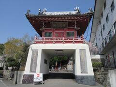 12:40　7番札所 十楽寺（徳島県阿波市土成町高尾）鐘楼門
真言宗単立、光明山 蓮華院。

鐘楼門の右に宿坊「光明会館」があります。



　