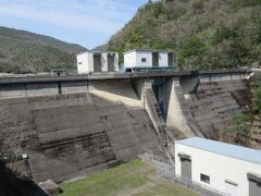 13:20　宮川内ダム（徳島県阿波市土成町宮川内）
安楽寺前の地図や道路標識、カーナビで見ても近そうだったので、寄り道をしました。

