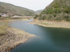 宮川内ダム公園（徳島県阿波市土成町宮川内）
宮川内ダムで堰き止められた人造湖でありながら、周辺は周囲の山々の姿を湖面に映して、静かで自然が美しい公園があります。