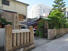 ホテルの並びにある神社に立ち寄り、手を合わせて旅の無事を祈ります。