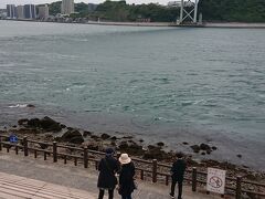 門司側から関門橋を眺める。

海、きれいです。