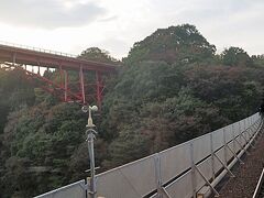 高速道路は赤い橋。