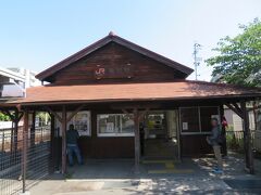 開業当時から残る日本最古の現役駅舎として有名な亀崎駅の駅舎。
武豊線は東海道線を造るための物資を運ぶ目的で開通し、愛知県で初めて建設された鉄道路線です。
