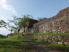 登り始めてから10分(割とハイペース)。
山頂付近の石垣は立派です。割と古いお城なので石の積み方が荒々しいですね。