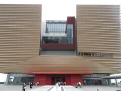 香港故宮文化博物館。2022年7月にオープンした新しい施設。入館料は50香港ドル。特別展も開催されており、こちらも含めるとプラス70ドルの120ドルだったが、特別展はパス。