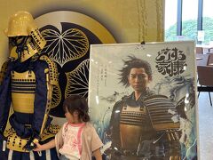 ロープウェイの売店には家康公のお土産がいっぱい。今年は盛り上がっていますね。