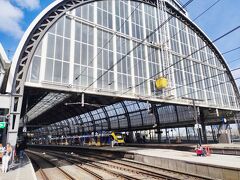 アムステルダム中央駅に着きました。
時刻は12時少し前です。今日の17:08発のICEでフランクフルトに行くので、アムステルダムでの滞在時間は約5時間です。散策に出掛ける前に荷物を駅のコインロッカーに預けます。ロッカーの詳細などは夕方駅に戻ってきた時にご案内します。