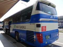 予定通り青森空港に到着し、青森駅行きのJRバスに乗ります。15:00青森空港発、15:33県庁通り着予定。
