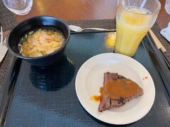 11時45分開場のレストラン。
食事のために取れる時間は15分。
大急ぎで昼食をかき込み、予約しておいた12時のタクシーへ乗り込もうとしたところで、あれ？荷物が玄関へ来てない！
前日のレイトチェックアウトを担当してくれたレセプションの方の引き継ぎミスらしいです。
とても大事なことのミスで、これからのこともあるからどんな人だったか思い出してって言われて必死で思い出しました笑
大汗をかきながらスタッフさんがスーツケース取ってきてくれて、少し予定より遅れたものの運転手さんがテキパキタイプ運転してくださり、余裕で空港着。
13:20の飛行機で関空へ戻りました。

今回往路を運んでくれたタクシー運転手さんの運転が気に入って、その方に復路の予約もしておきました。飛行機の時間を伝えて、それに間に合うタクシーの時間の相談もできて、ちゃんと当日確認のお電話もくださって、全てにおいて安心できて、めっちゃ気に入りました。大事に名刺持っているので次もお願いしようかなーと思ってます。

最後まで読んで頂きありがとうございました。