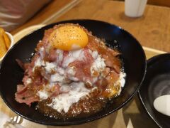 フードコートで食べたローストビーフ丼です。

雨のため外で富士山は見ることができませんでしたが､お肉の山にはありつけました。
美味しかったです。