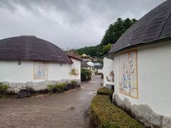 御殿場のアウトレットからバスで時之栖へと向かいました。

今回はスローハウスヴィラと言う1棟独立型の宿泊施設に泊まりました。何種類かのテーマがありますが、ピーターラビットを選びました。

時之栖には何種類かのホテルと温泉施設がありますが、こちらに宿泊しても、いくつかの温泉施設は使うことが可能となっています。