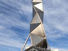 さあ、お待ちかねの塔へ進もう。
まばゆいチタン製の1辺9.6mの正三角形で構成された正四面体を規則的に積み重ねた形態が特徴。