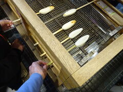 こちらの『松島蒲鉾本舗』さんでは、竹串に刺さった笹かまぼこを、網の上で自分で炙って焼き上げます。
笹かまぼこは1本300円也。
では、レッツ チャレンジ！！
上手く焼く事は出来るかな？