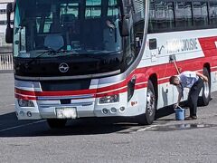 つい先日から始まったドラマのヘリが降りてきた駐車場、もとい、駐機場。ここは臨港パークの外れなんですがヘリポートがあるんです。
福山雅治さんが降りてきたシーンであっ！ここ、ここ、と思ってちょっとお邪魔しました。
すると、隣の駐機場では運転手さんがとっても丁寧に客席の窓を磨いていらっしゃいました。
結構暑くなってきた所で、休憩時間にお手入れされているを見て感心しました。
私もGW明けは頑張って働こう！
（気持ちばかりで、この後はお家でご静養）