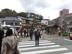 駅前
あの木のようなものはカニの爪のオブジェか