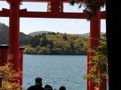 　箱根神社 平和の鳥居は、写真撮影の人達で大行列