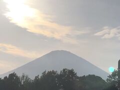 帰りの足柄サービスエリアで　富士山