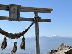 車山山頂には神社があります。
この日は天気も良く、八ヶ岳、富士山、遠くに北、中央、南と全てのアルプスを見る事ができました。

リフトを使わず山頂まで歩くと、最後の階段がちょっときついのですが1時間くらい(公式HPだと80分)で辿り着きました。
リフトだと１５分。こんなにお気軽に行けて、あの絶景が見られるなんて！！
車山と美ヶ原を我が家では奇跡の高原と呼んでいます。
