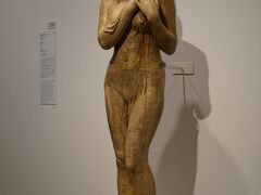 新海竹太郎「ゆあみ」1907（明治40）年　東京国立近代美術館
ドイツで彫刻を学び、その技術と東洋的な主題との融合をもとめた新海竹太郎が、第1回文部省美術展覧会(文展)に出品した、日本における裸婦彫刻の先駆的作品。
天平風のまげを結い、薄布を手にした控えめなポーズをとる日本人をモデルとして、ヨーロッパ風の理想化された人体像を示しています。和洋美術の融合を見せつつ、清楚な姿には気品が漂っています。