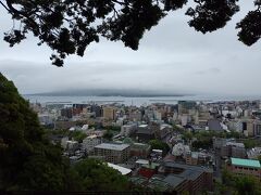 いや～ん、桜島が見えませんでした。
そりゃ、雨が降っていたからね。
どうりで、この有名な観光地に観光客がゼロなわけだ。。。