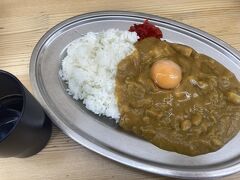 朝ごはん食べてホテルに戻り休憩。
チェックアウトして昼ご飯。
駅前の立ち食いそばだがそばもいいがここのカレーはお気に入りだ。
今日は卵のせた。