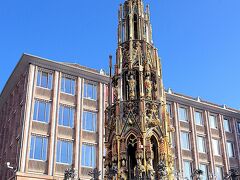 すぐ横の広場にはSchöner Brunnen[https://www.nuernberg.de/internet/stadtportal/schoener_brunnen.html]がありました。

全くそうは見えないのですが噴水とのこと。
願い事が叶うという謂れもあるようです。

こちらもゴシック様式で見惚れます。