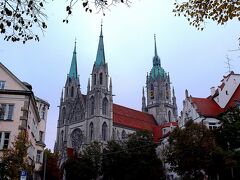 駅のすぐ横に立派な教会がありました。
St. Paul[https://www.muenchen.de/en/sights/churches/st-paul-munich-church-oktoberfest-venue]です。

塔にも登れるようですが、まだ朝早いこともあり外から眺めるだけとなりました。