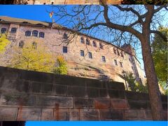 ニュルンベルク城[https://www.kaiserburg-nuernberg.de/]へ。

復元された建物のようですが、元は11世紀に建てられた建物ということで荘厳な雰囲気が漂います。