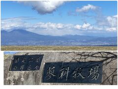 蓼科牧場からの浅間山(左側)少し雲をかぶってます、
遠くには榛名山と赤城山(中央)も見えました。