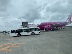 ピーチで那覇空港に到着です！
機内はシートとかもかなり新しくきれいにしていて、快適なフライトでした。