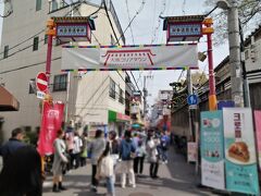友人と鶴橋駅で落ち合う前にちょっと寄り道。生野区桃谷の御幸通りである「大阪コリアタウン」を社会見学。
なんか人が多いな…お祭りでもやってんのかなと思ったら…