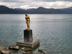 角館を堪能し、田沢湖にやってきました。有名なたつこ像です。