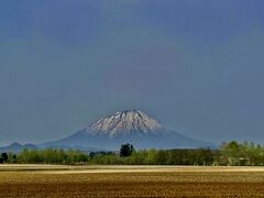 道央道で虻田洞爺湖ICで下り、洞爺湖を過ぎたあたりから雄大な羊蹄山が姿を見せてくれます。