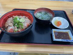 この日は朝早くて朝ごはんを食べていなかったため、道の駅でブランチです。金目鯛の漬け丼がめちゃくちゃ美味しかったです