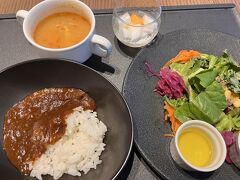 カレーとサラダ、スープ、杏仁豆腐をオーダーしました。
