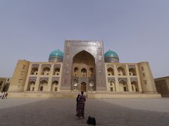 カラーン・モスクの向かいにあるミル・アラブ・マドラサも2つの青いドームと正面の装飾が印象的です。