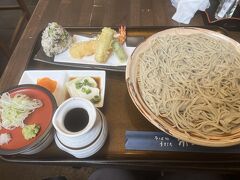 海浜公園は混んでいそうなので近くでお蕎麦の昼食