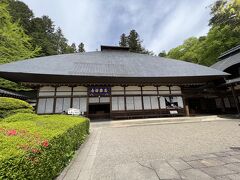 安楽寺は曹洞宗の寺院で長野県のなかでも最も古い禅寺です。
変わった形の屋根ですね。