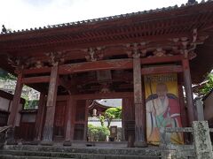 興福寺(1620)
日本初の唐寺。黄檗(おうばく)宗発祥の地です。劉覚が、庵を結んだのが始まりです。
南京から下流の長江沿いの出身者が建てたお寺です。
山門は1690年に再建された和風建築です。