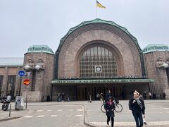 ヘルシンキ中央駅
目的地はマリメッコアウトレットなのですが、開店までまだ時間があるので、歩いてヘルシンキ大聖堂に行ってみたいと思います。