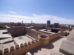 クフナ・アルクの城郭から街の眺望を楽しむことができます。カリタ・ミノルやイスラーム・ホジャのミナレット、ジュマ・モスクのミナレットなどの高い建造物をはじめとする建物群が見られました。
